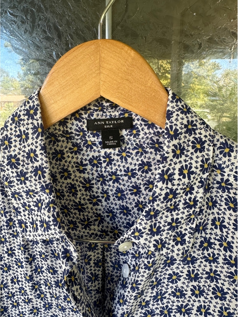 Ann Taylor 100% silk long sleeve women’s small navy blue floral button up blouse - Picture 2 of 7